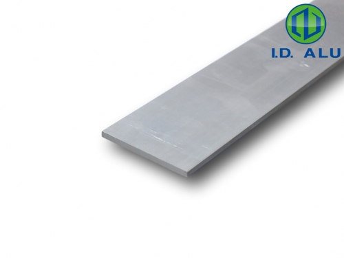 Plat en aluminium 25 x 05 l 6 m s'utilise comme baguette de finition.