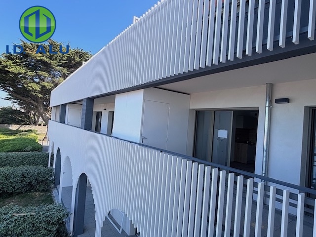 pose verticale brise soleil rectangle rénovation